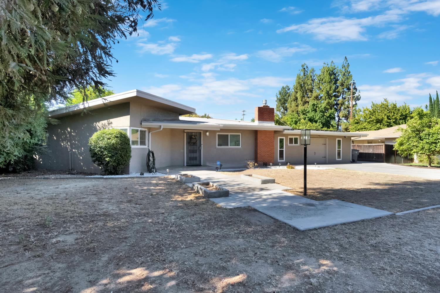 918 E Hampton Way, Fresno, CA 93704