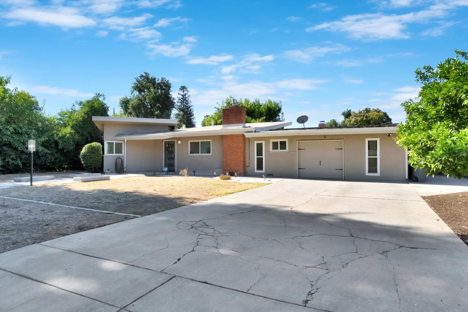 918 E Hampton Way, Fresno, CA 93704