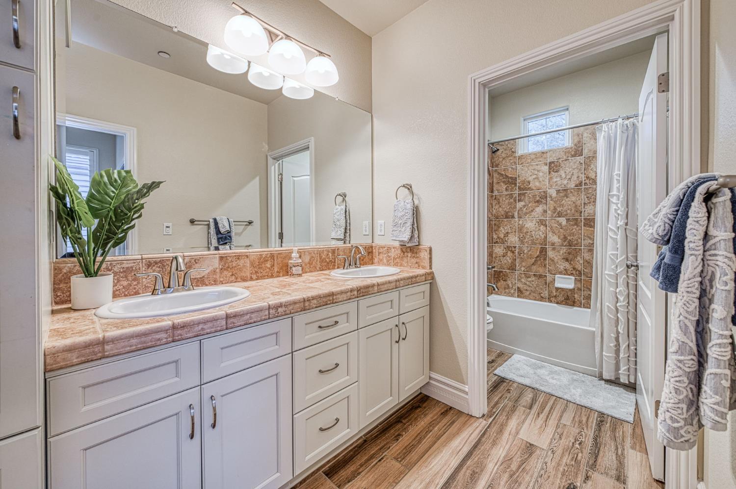 1266 N Redington Ave, Clovis, CA 93619