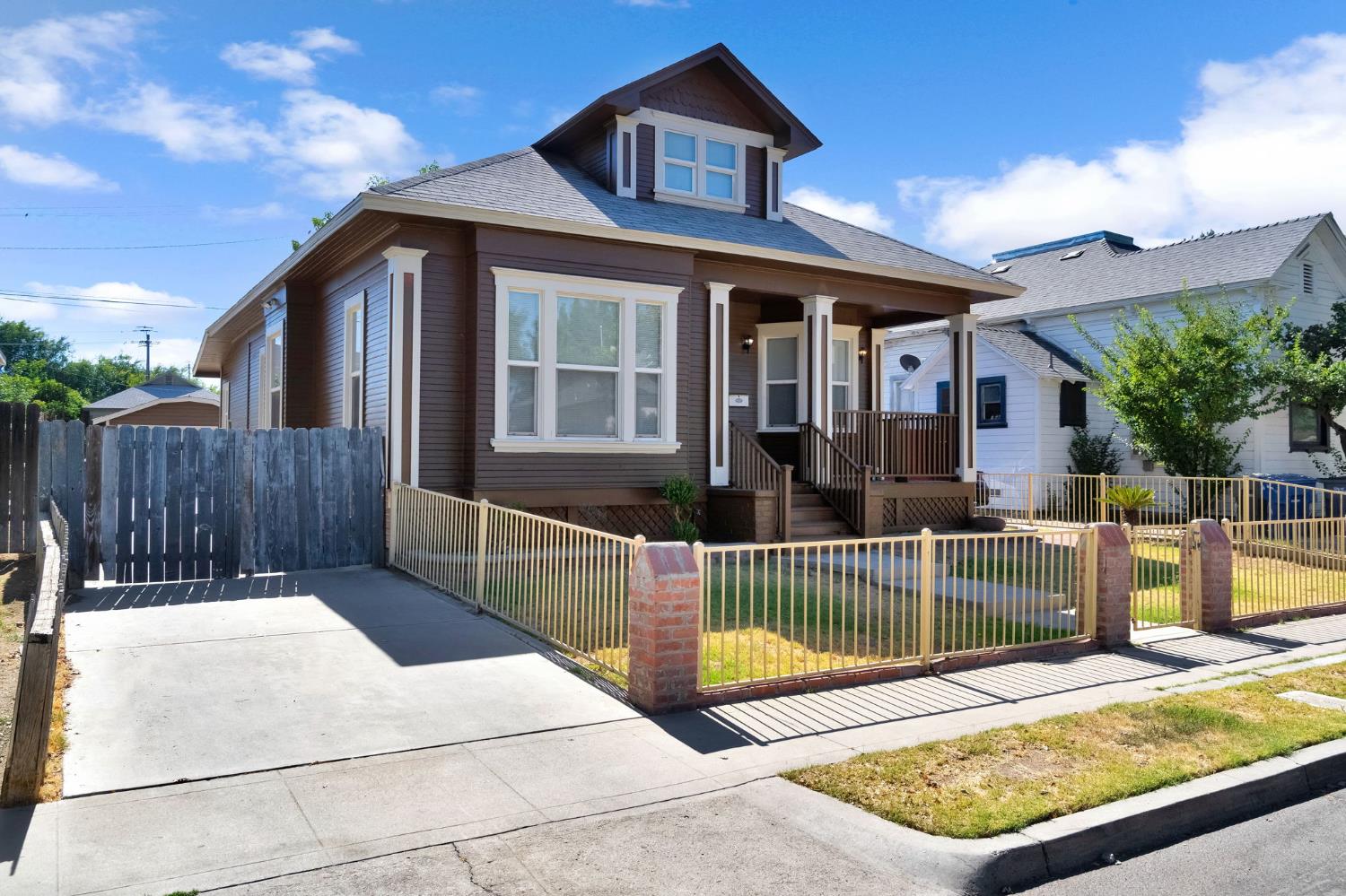 220 N College Ave, Fresno, CA 93701