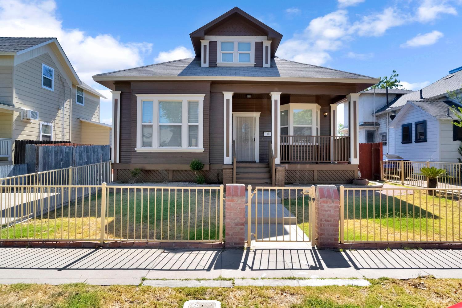 220 N College Ave, Fresno, CA 93701