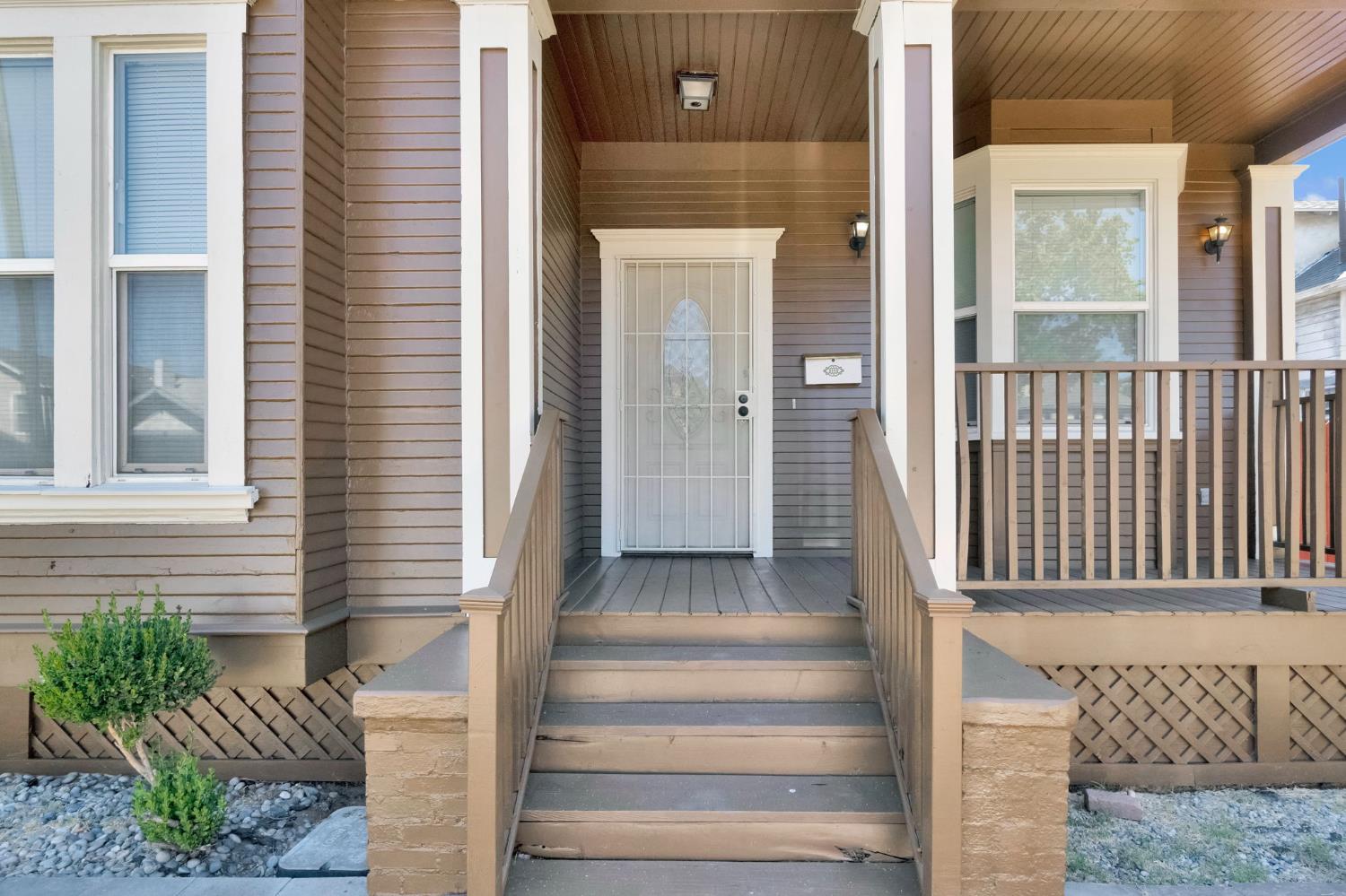 220 N College Ave, Fresno, CA 93701