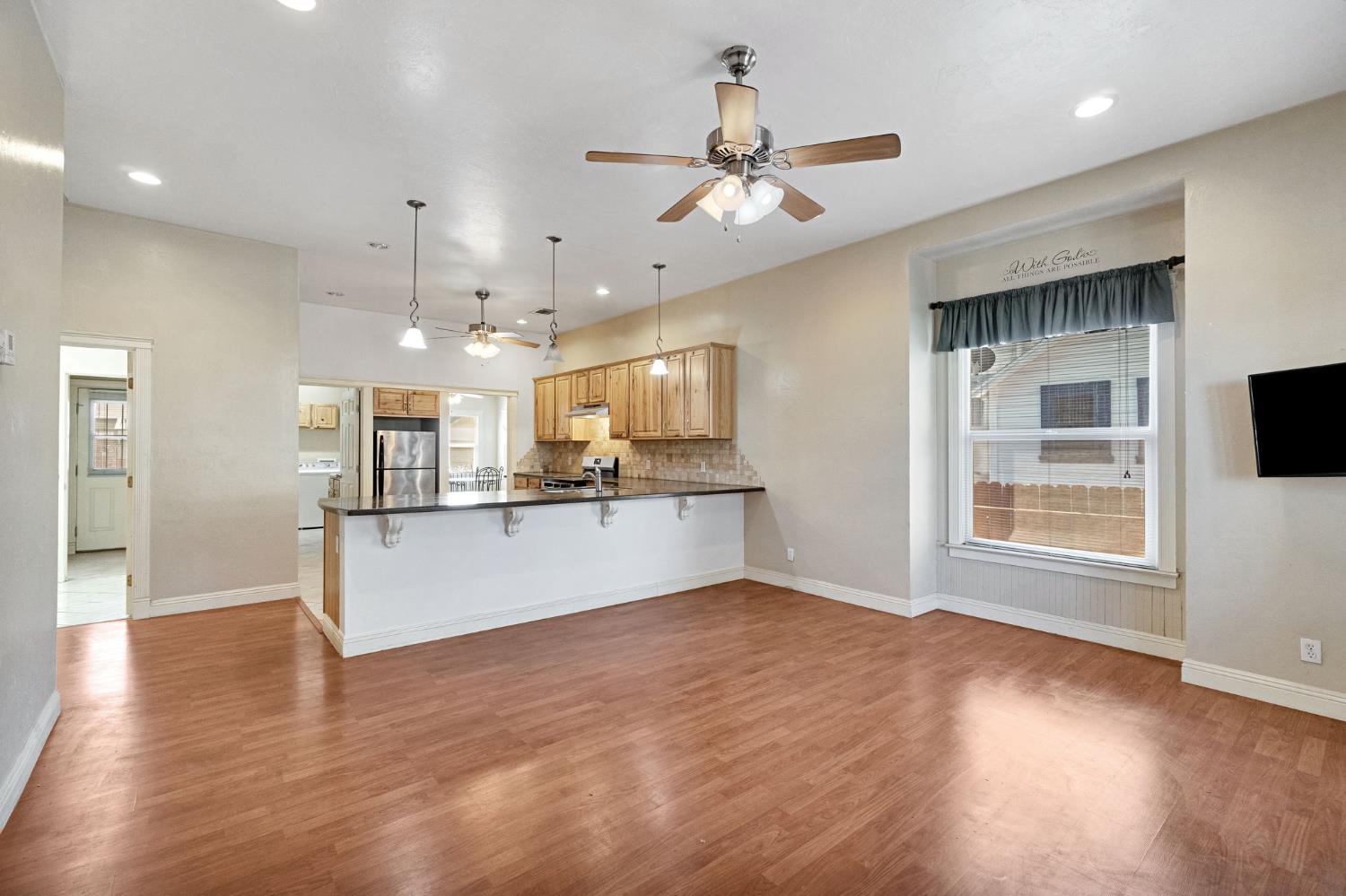 220 N College Ave, Fresno, CA 93701
