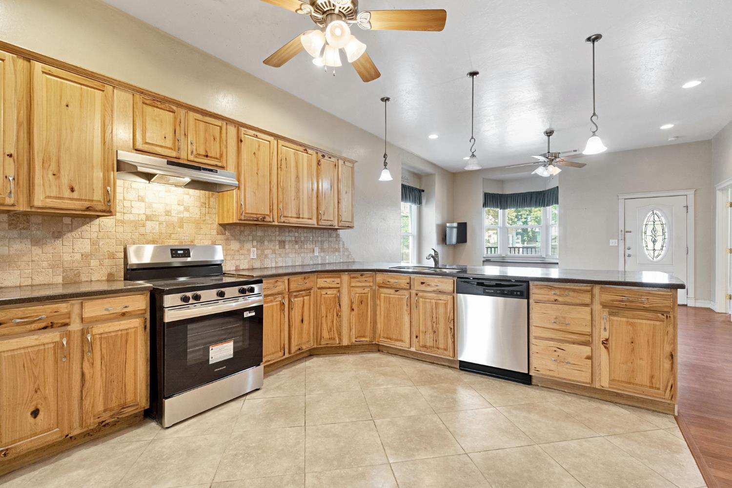 220 N College Ave, Fresno, CA 93701
