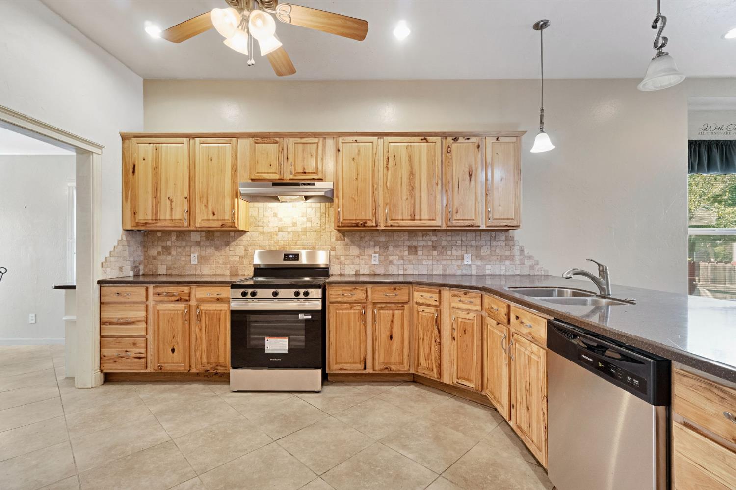 220 N College Ave, Fresno, CA 93701