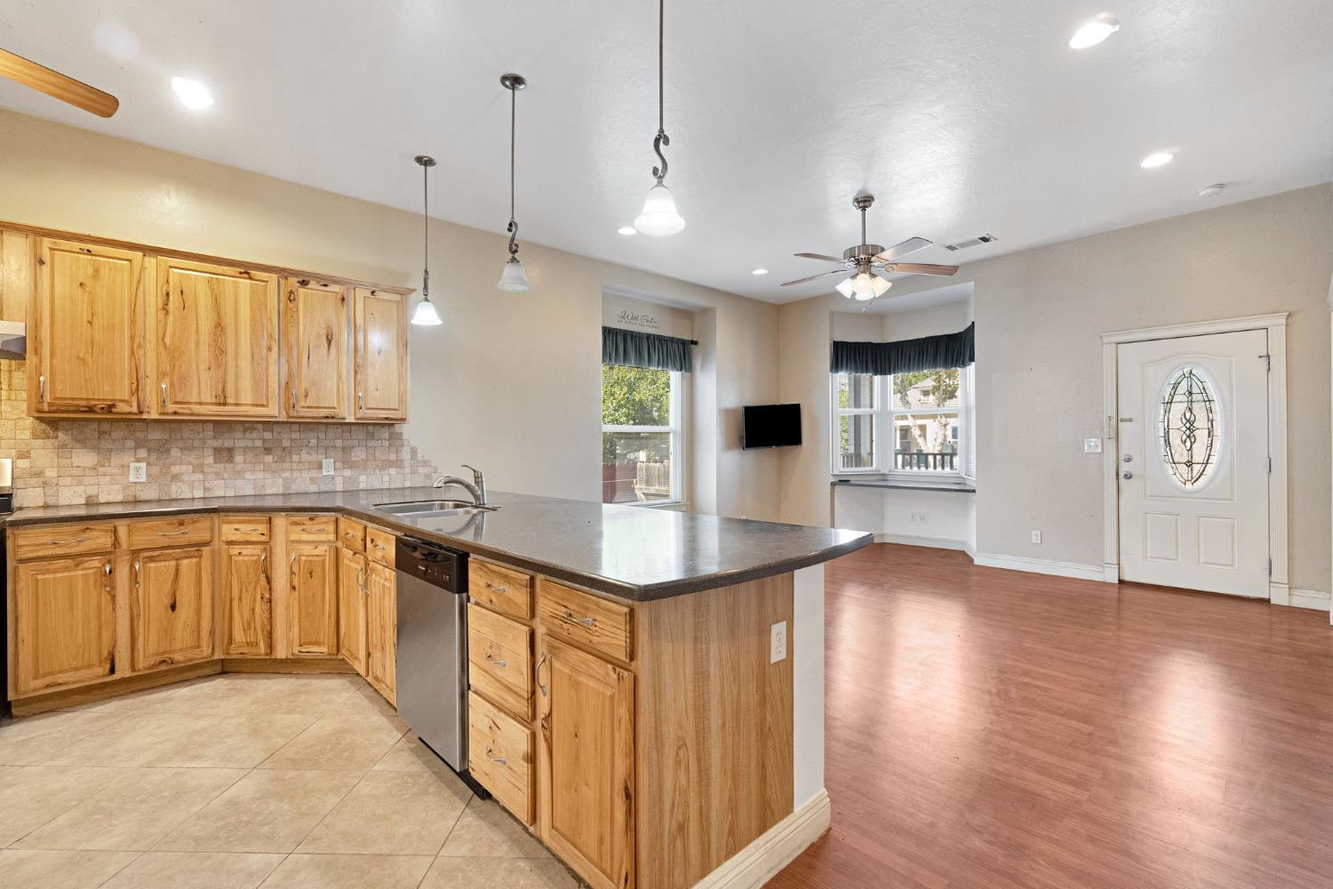 220 N College Ave, Fresno, CA 93701