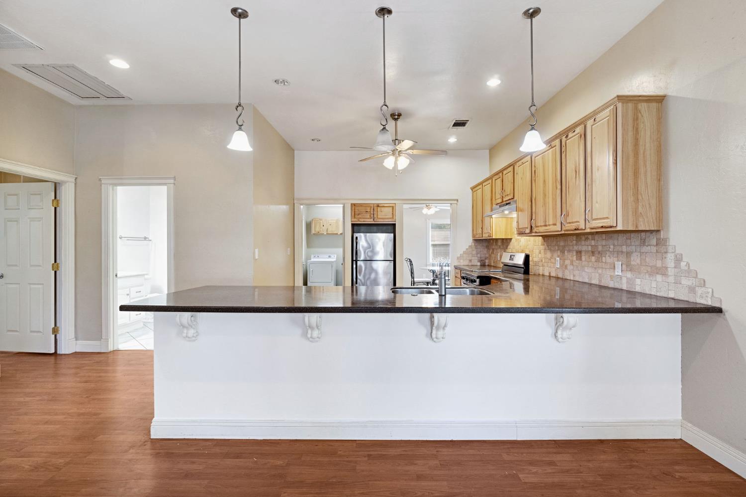 220 N College Ave, Fresno, CA 93701
