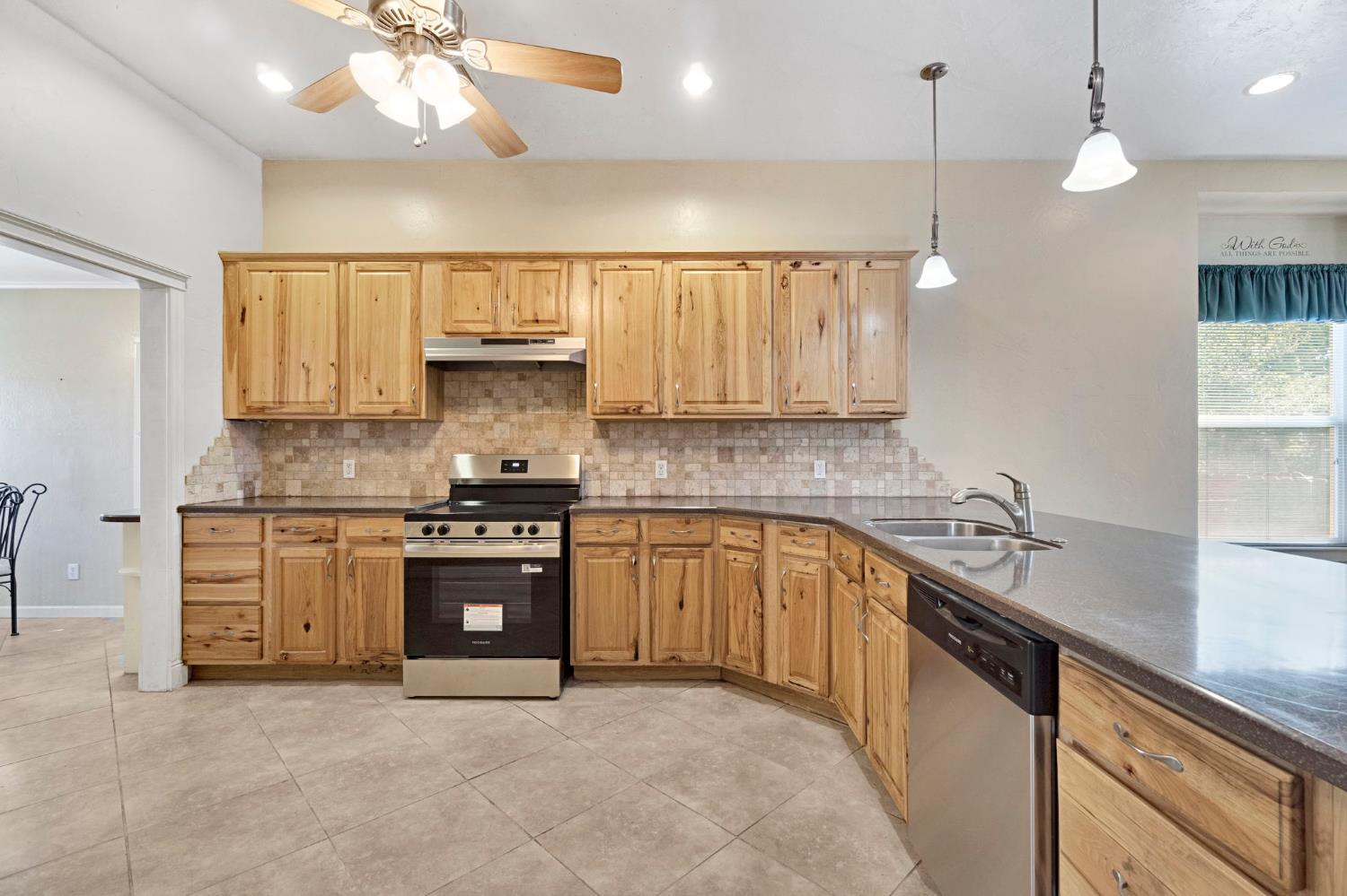 220 N College Ave, Fresno, CA 93701