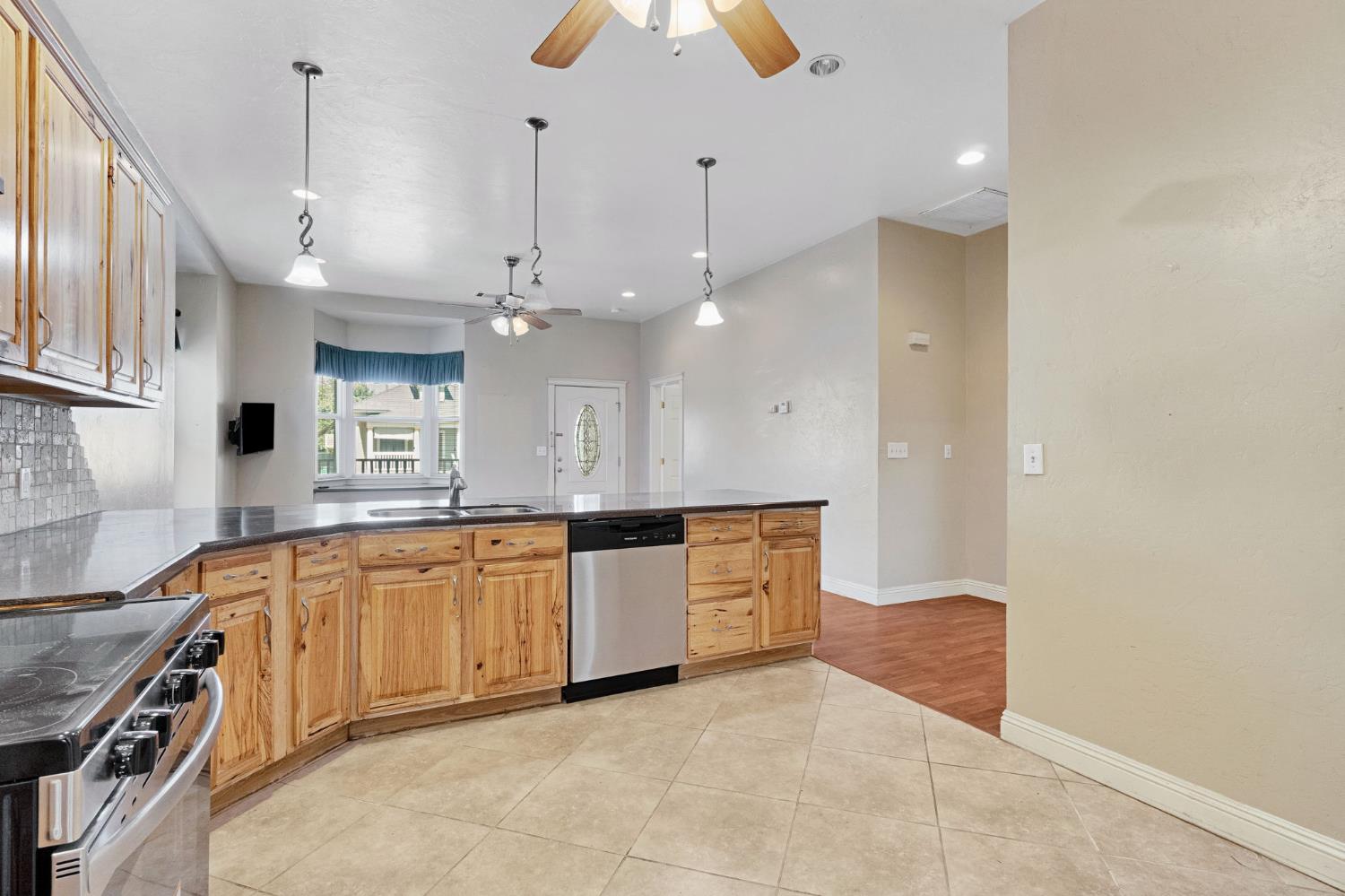 220 N College Ave, Fresno, CA 93701