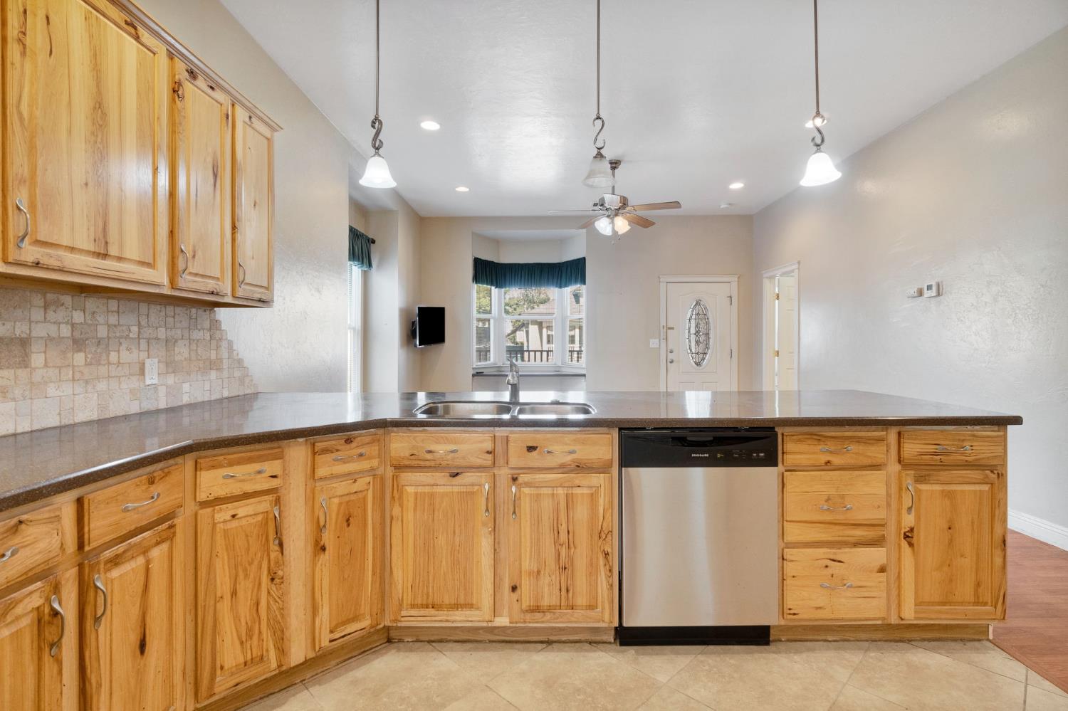 220 N College Ave, Fresno, CA 93701