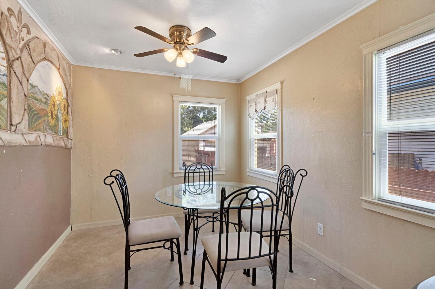 220 N College Ave, Fresno, CA 93701