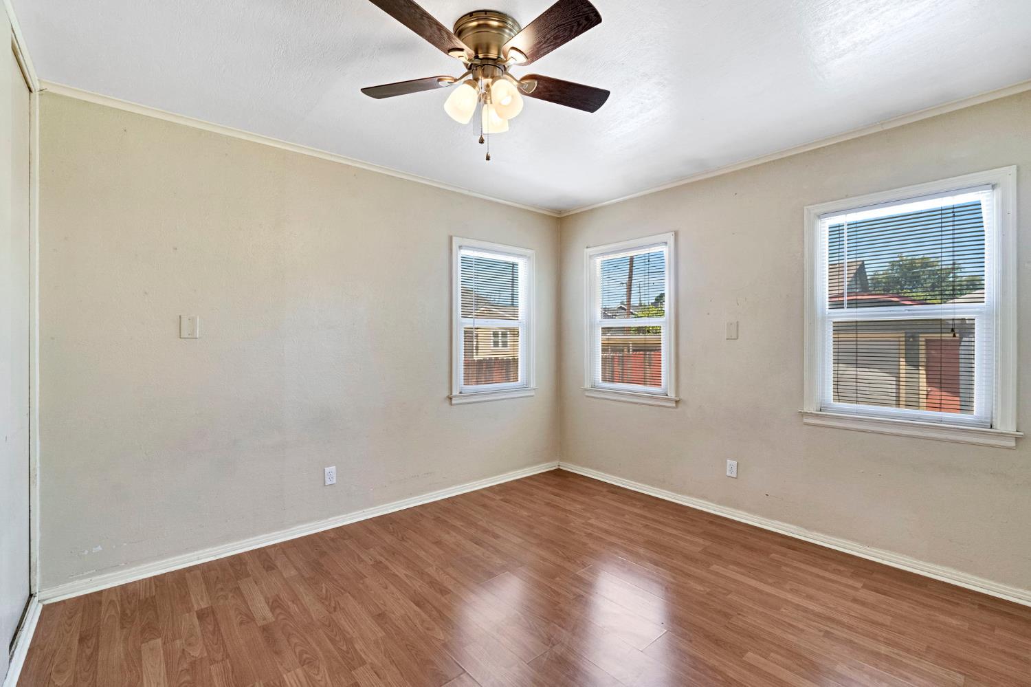 220 N College Ave, Fresno, CA 93701