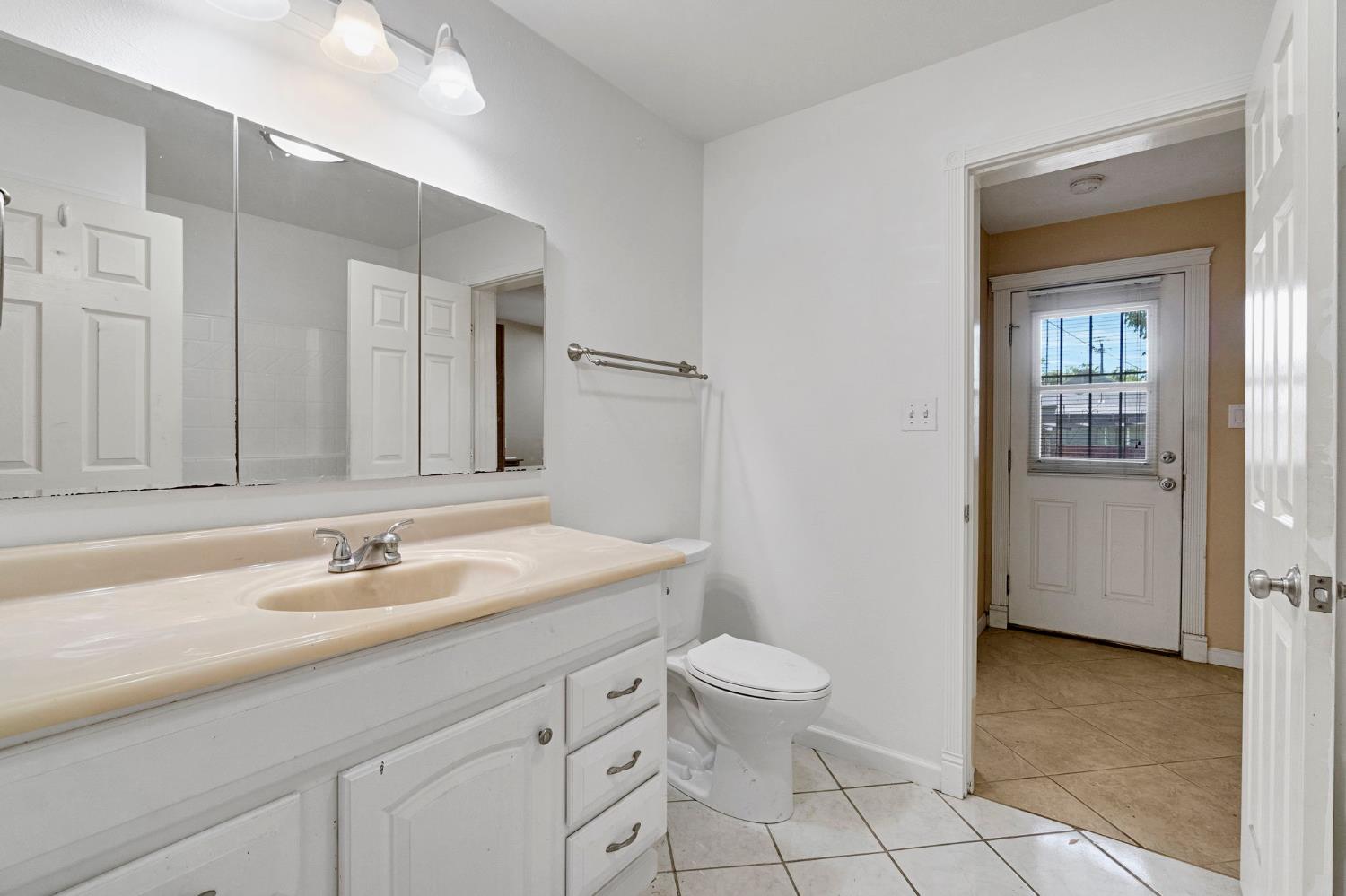 220 N College Ave, Fresno, CA 93701