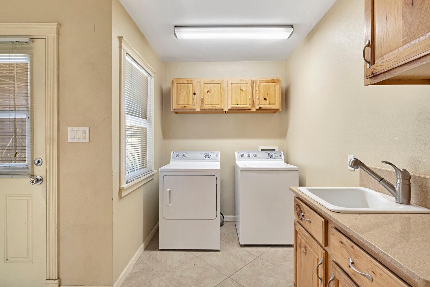 220 N College Ave, Fresno, CA 93701