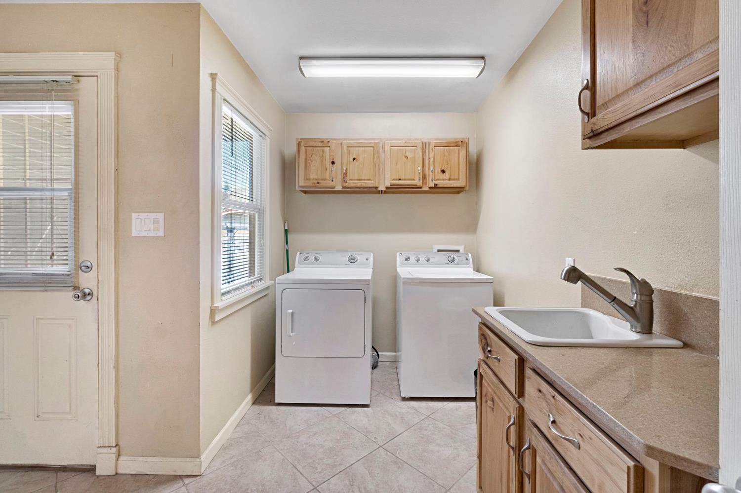 220 N College Ave, Fresno, CA 93701