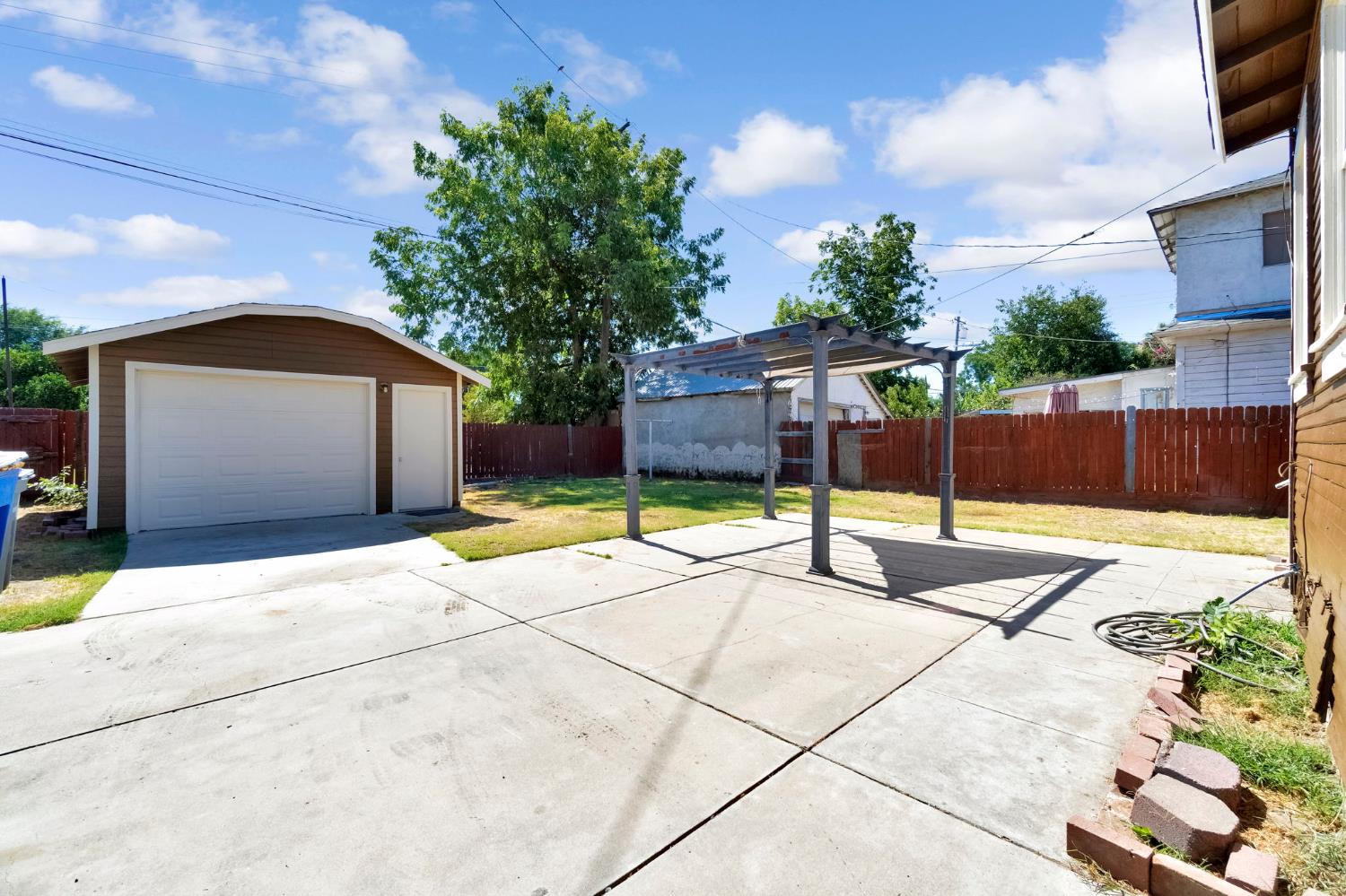 220 N College Ave, Fresno, CA 93701