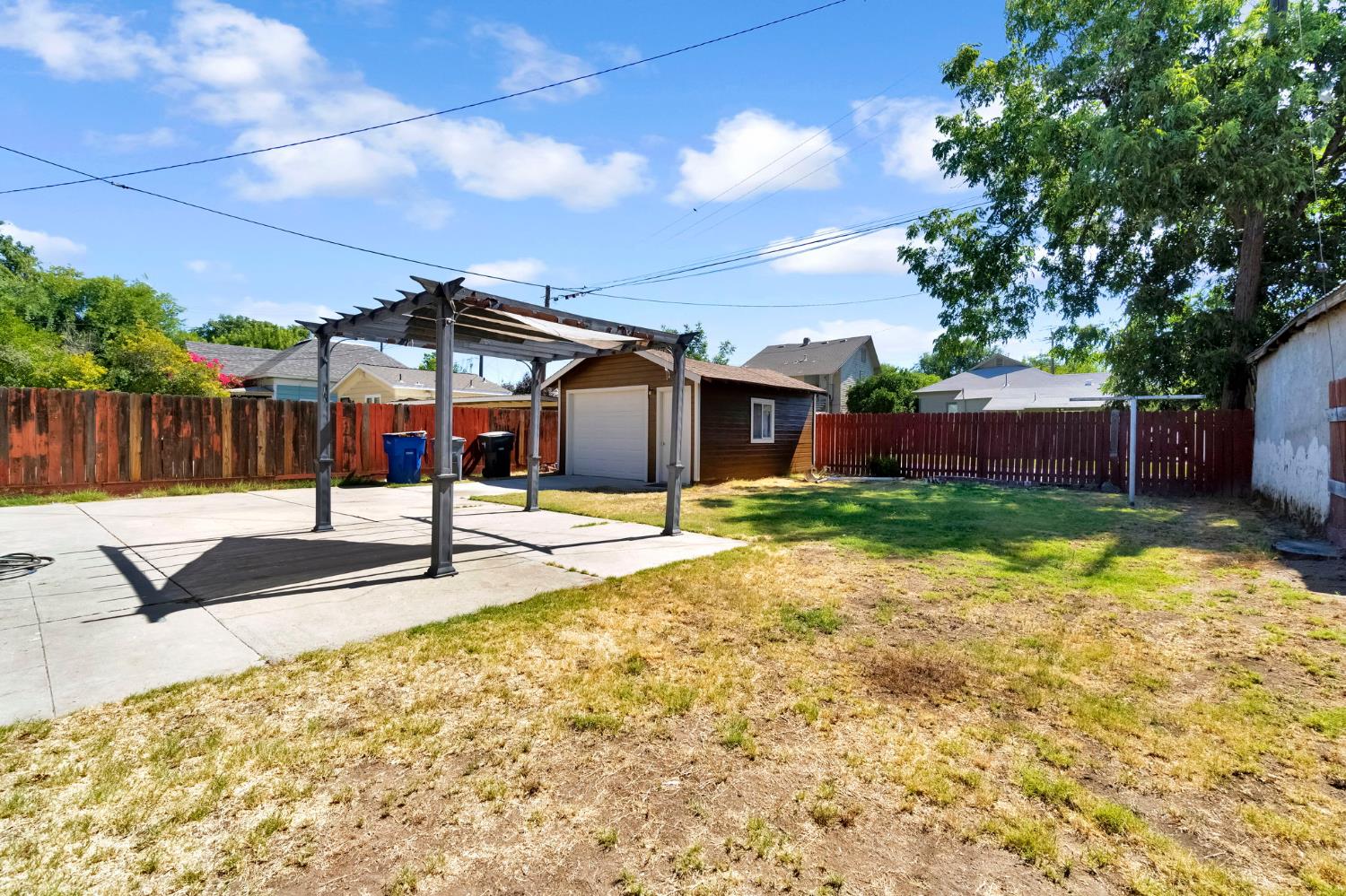220 N College Ave, Fresno, CA 93701