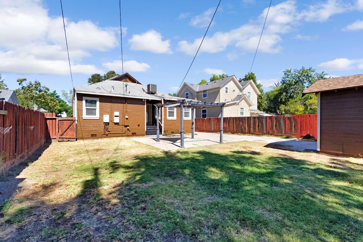 220 N College Ave, Fresno, CA 93701