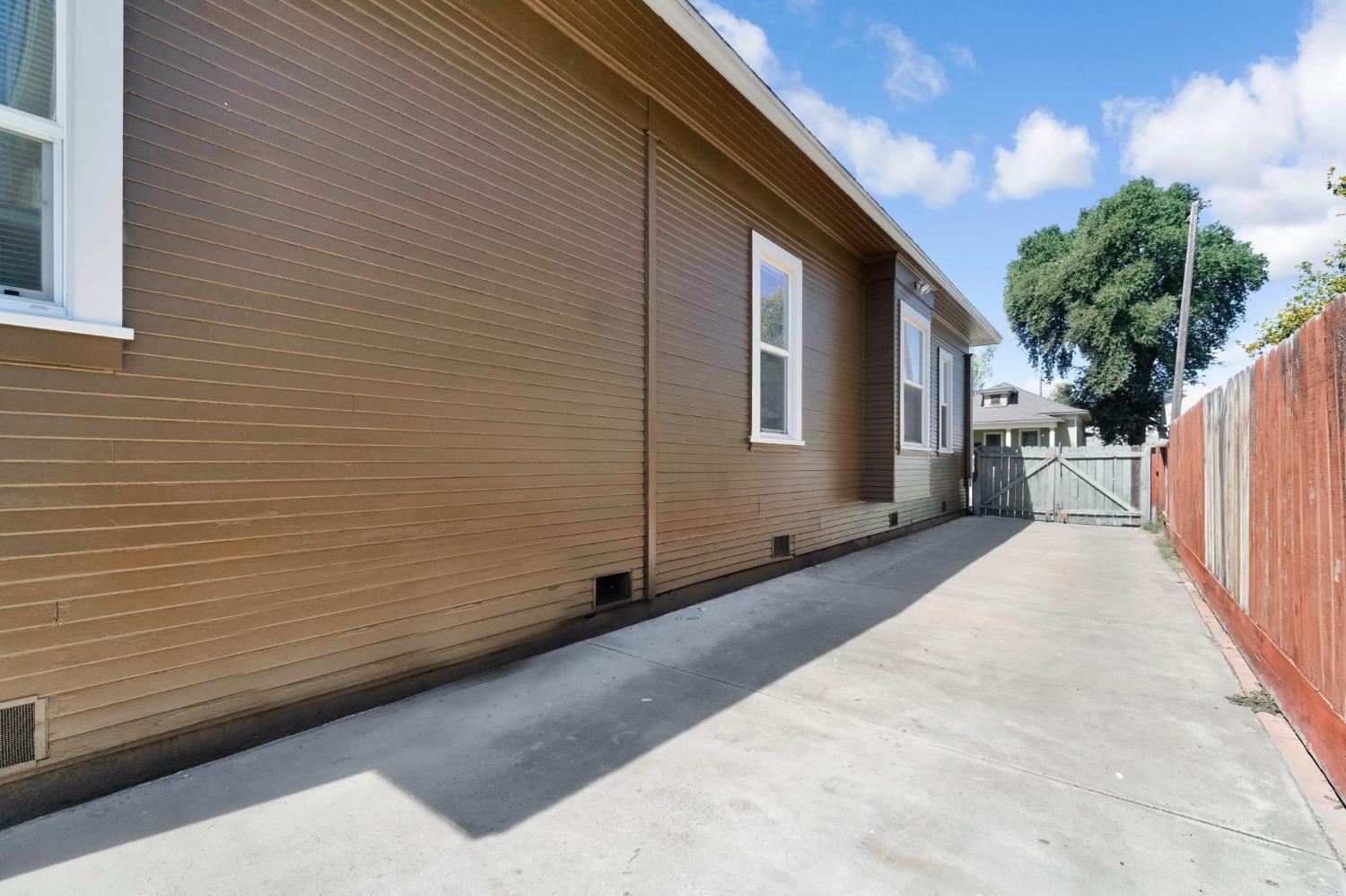 220 N College Ave, Fresno, CA 93701