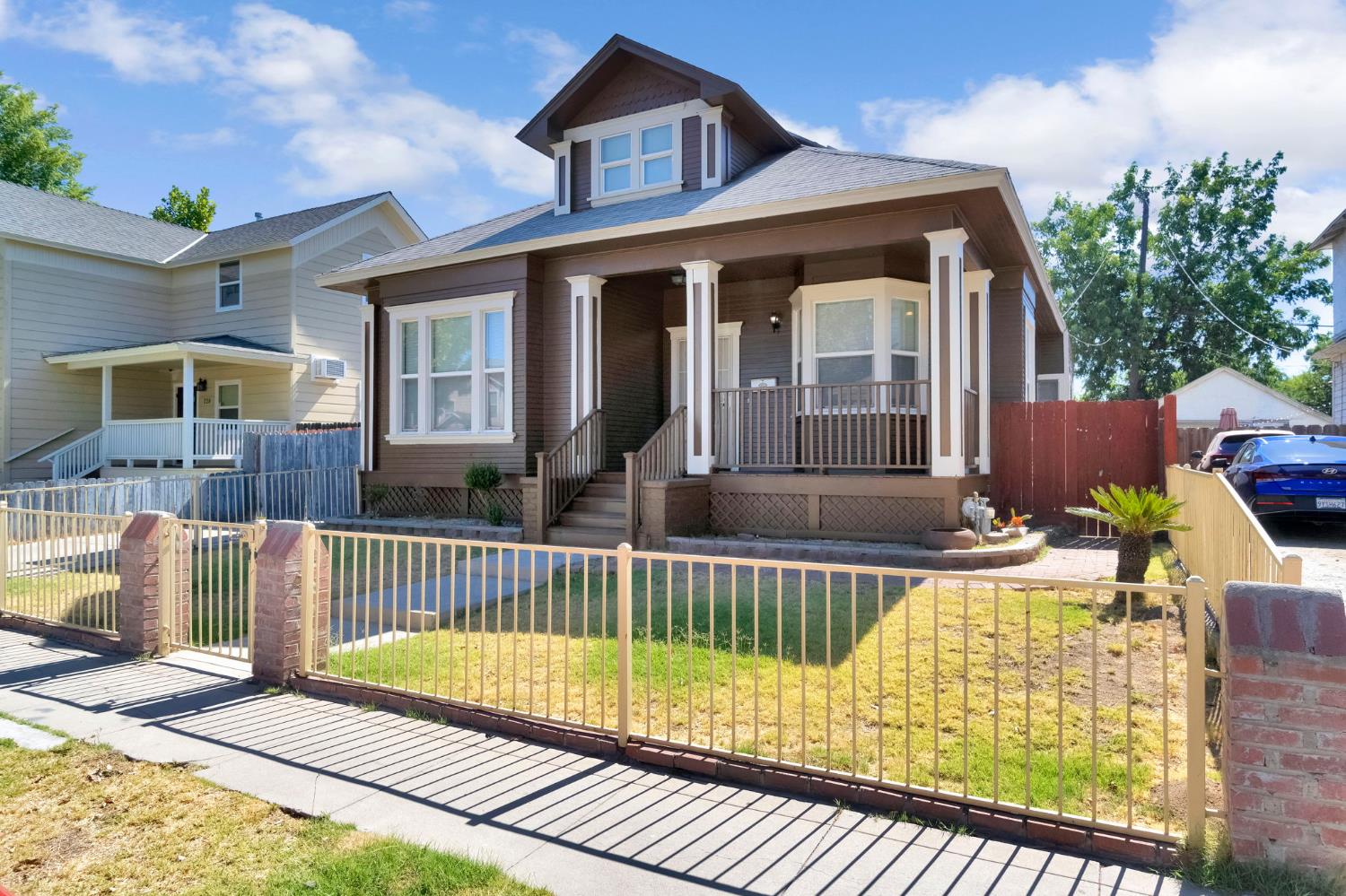 220 N College Ave, Fresno, CA 93701