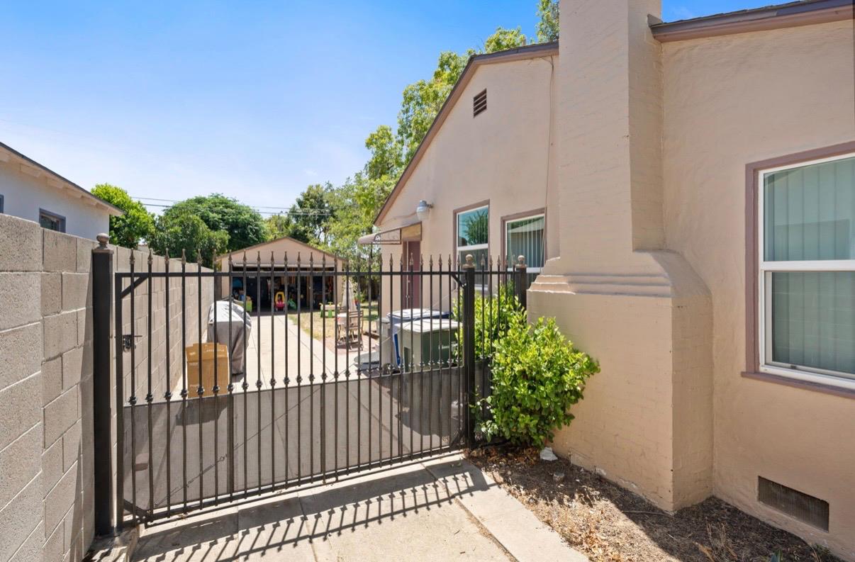 432 E Cambridge Ave, Fresno, CA 93704