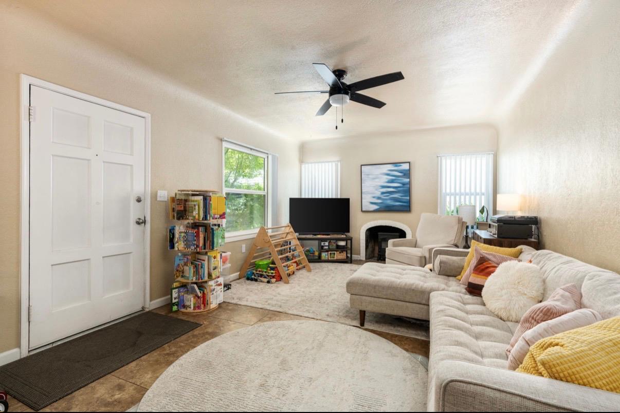 432 E Cambridge Ave, Fresno, CA 93704