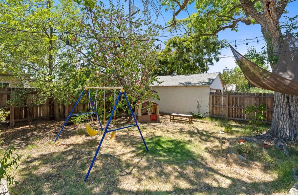 432 E Cambridge Ave, Fresno, CA 93704