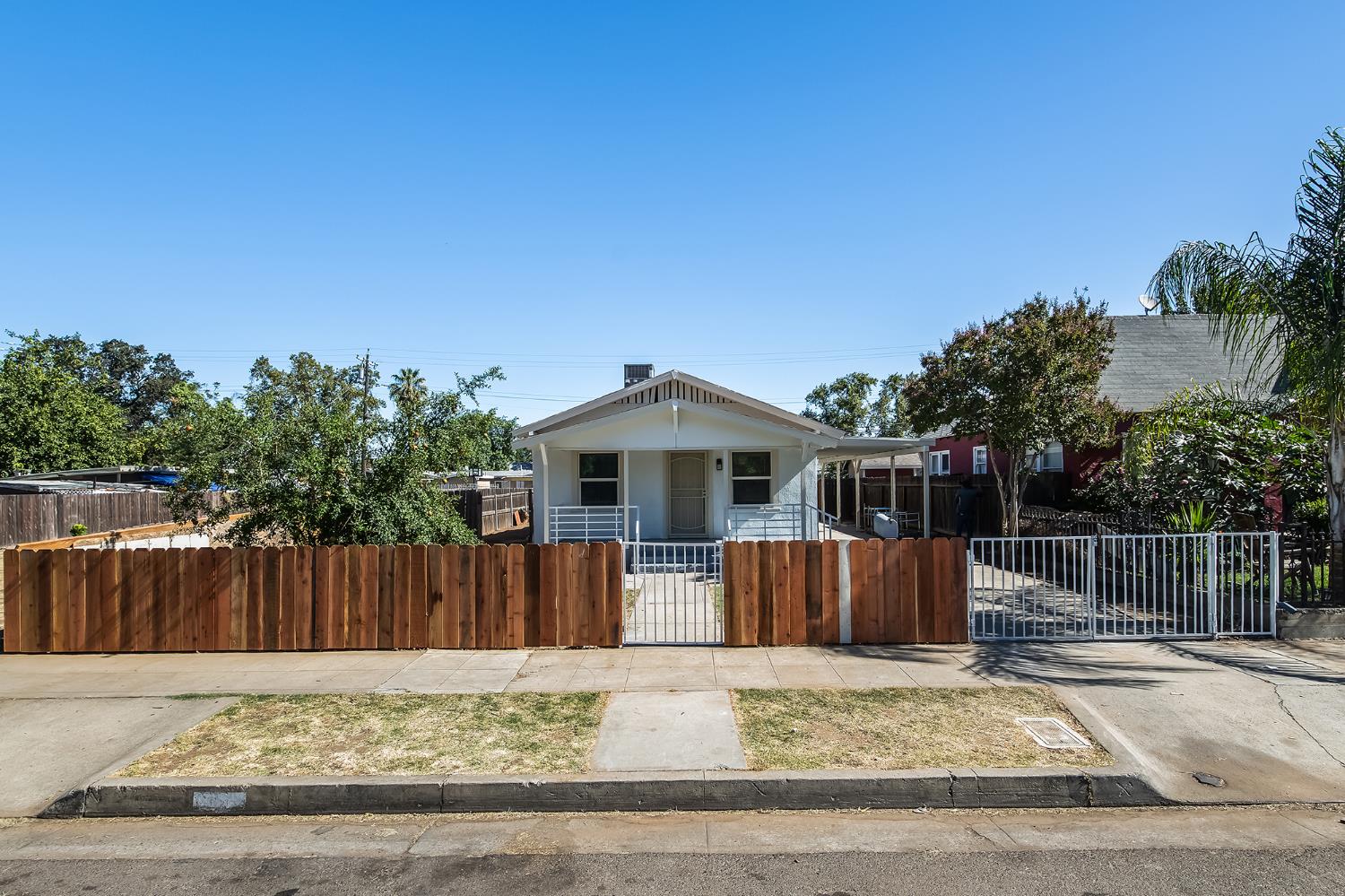 2221 E Lewis Ave, Fresno, CA 93701