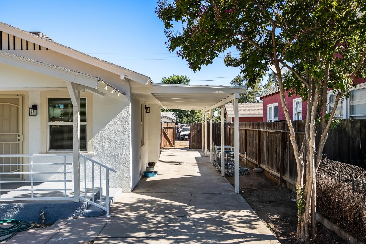 2221 E Lewis Ave, Fresno, CA 93701
