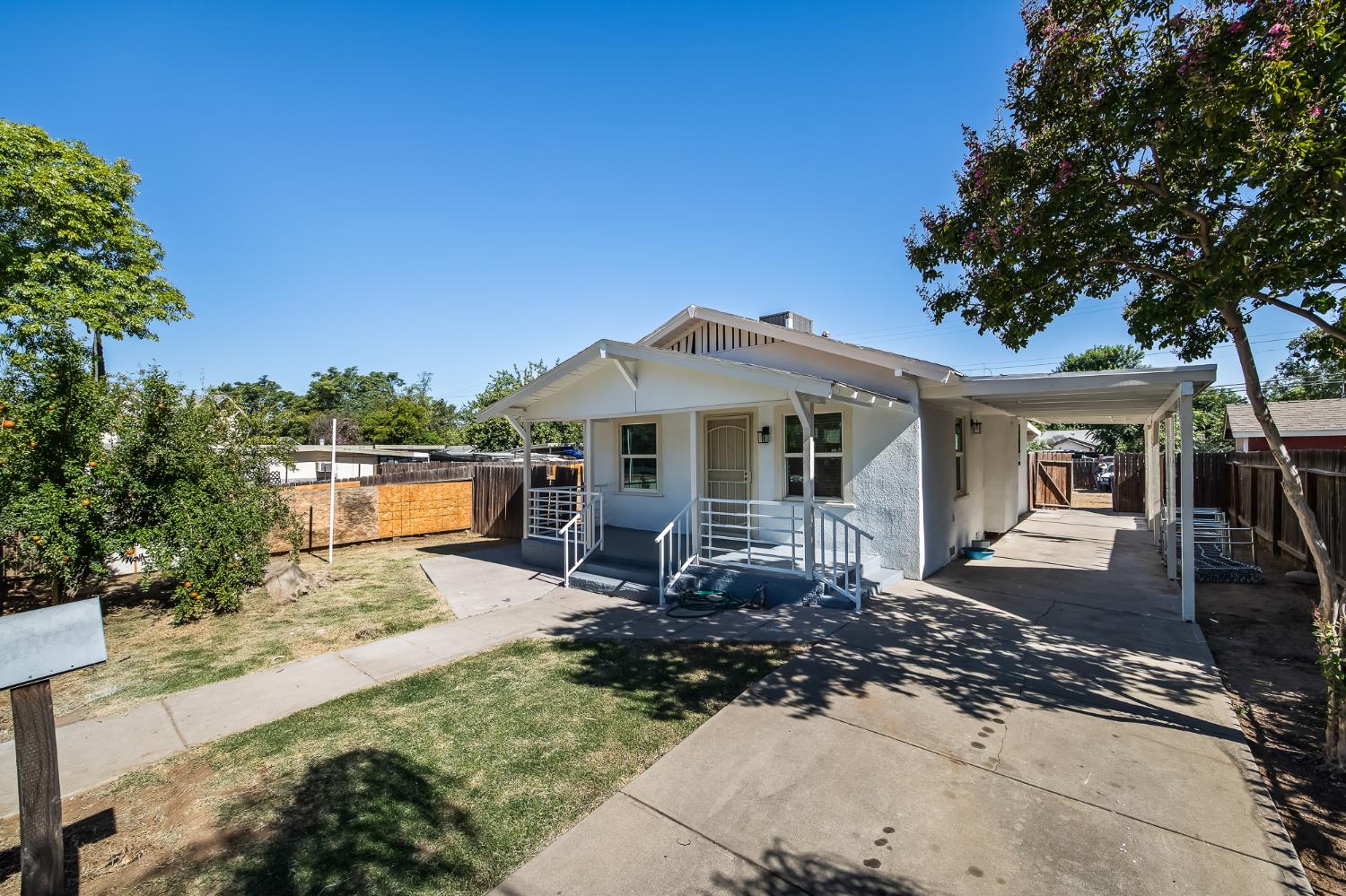 2221 E Lewis Ave, Fresno, CA 93701