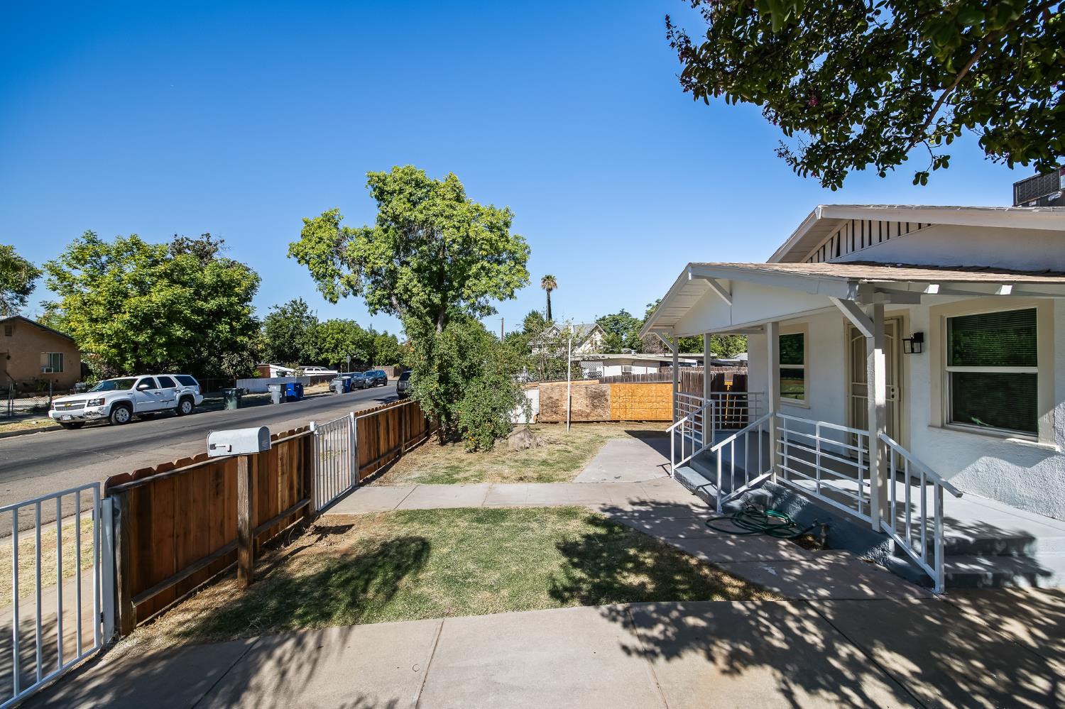 2221 E Lewis Ave, Fresno, CA 93701