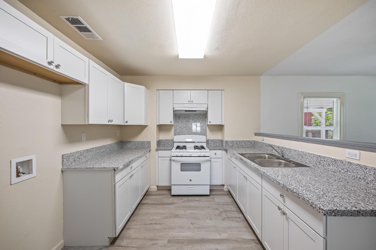 2221 E Lewis Ave, Fresno, CA 93701