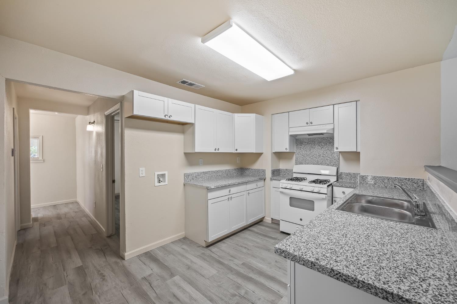 2221 E Lewis Ave, Fresno, CA 93701
