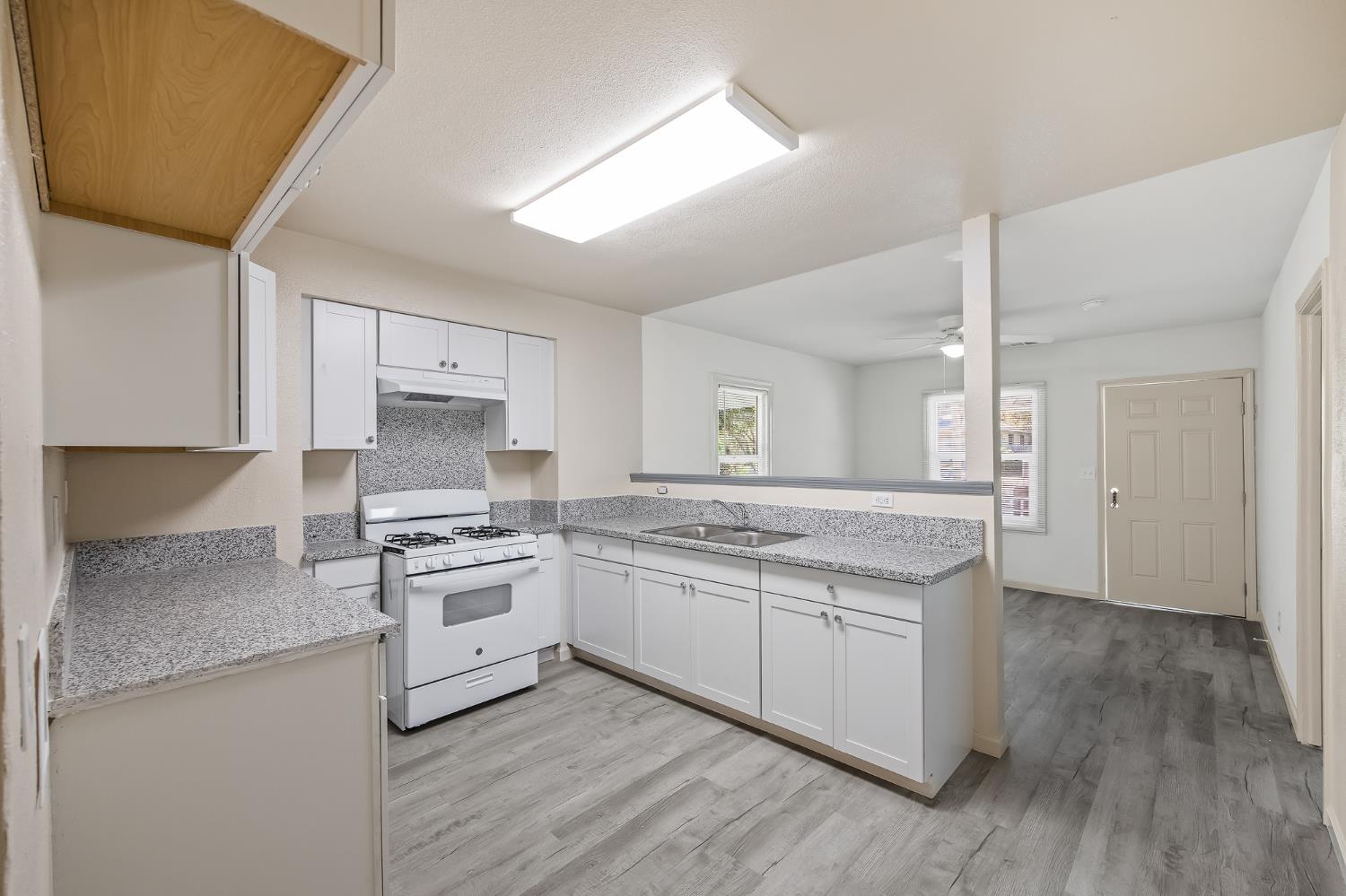 2221 E Lewis Ave, Fresno, CA 93701