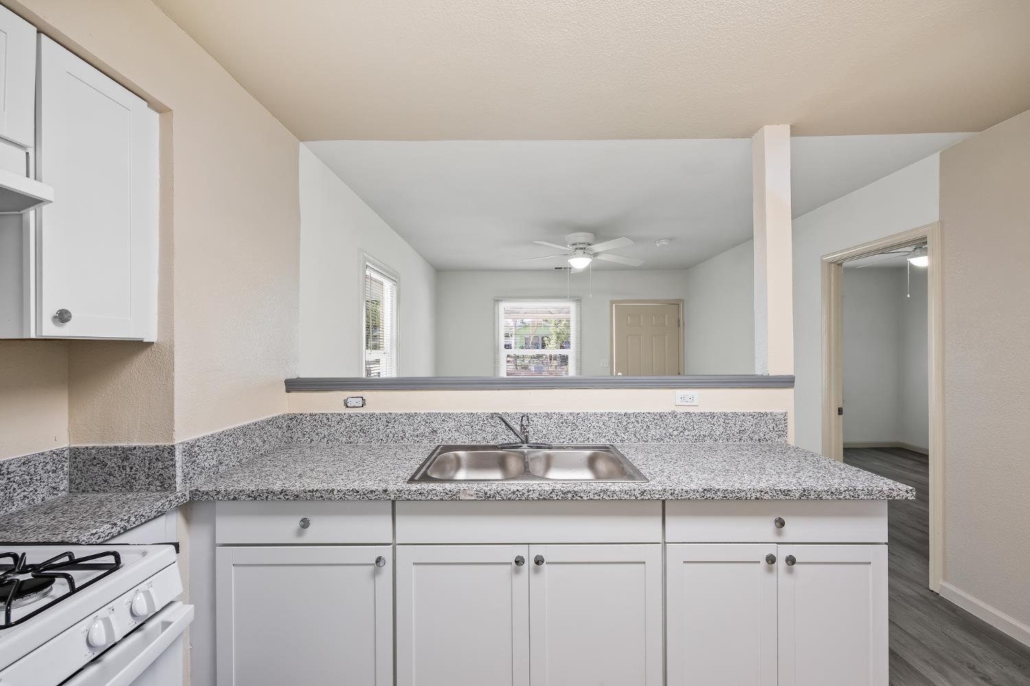 2221 E Lewis Ave, Fresno, CA 93701