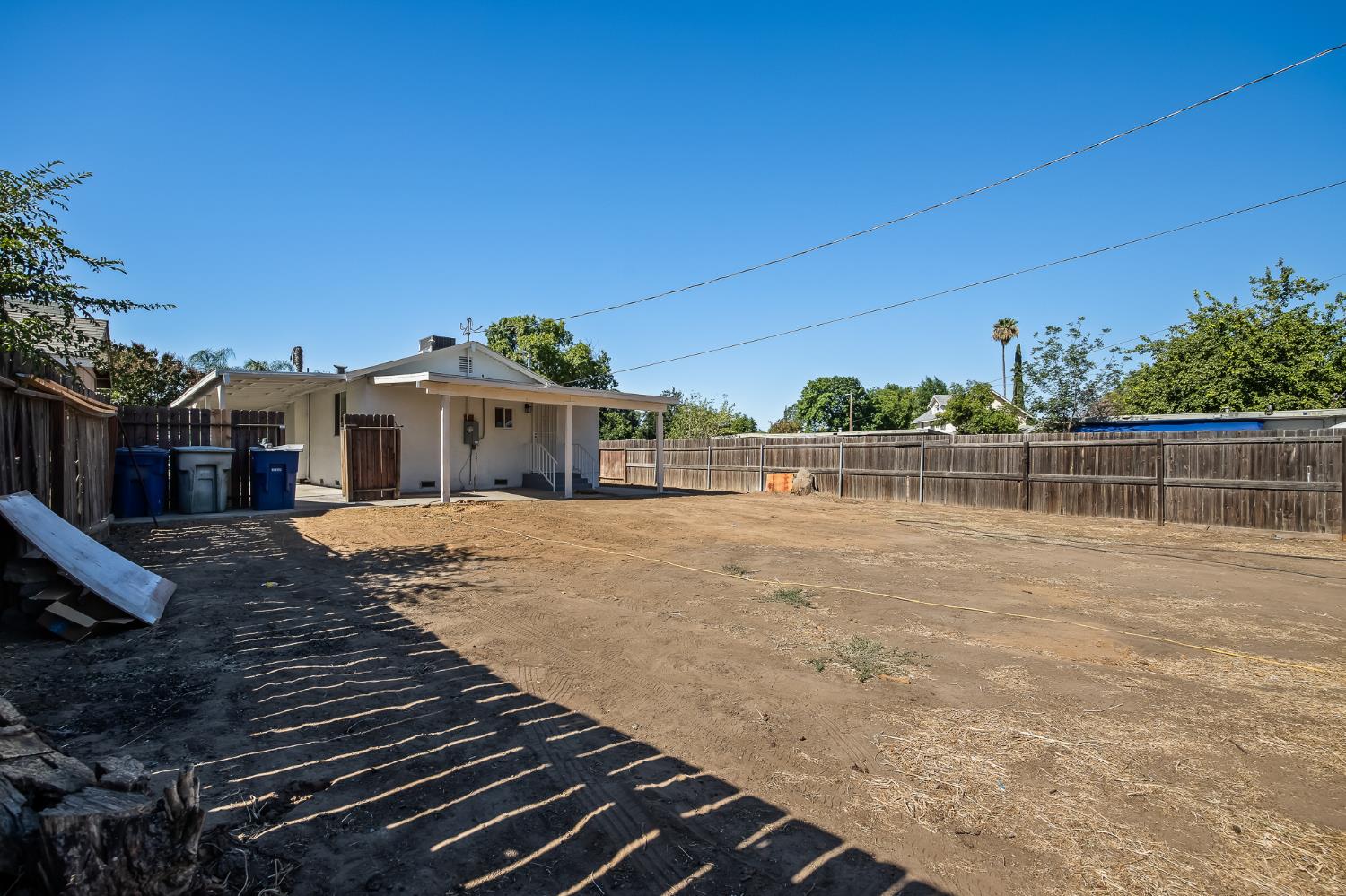 2221 E Lewis Ave, Fresno, CA 93701