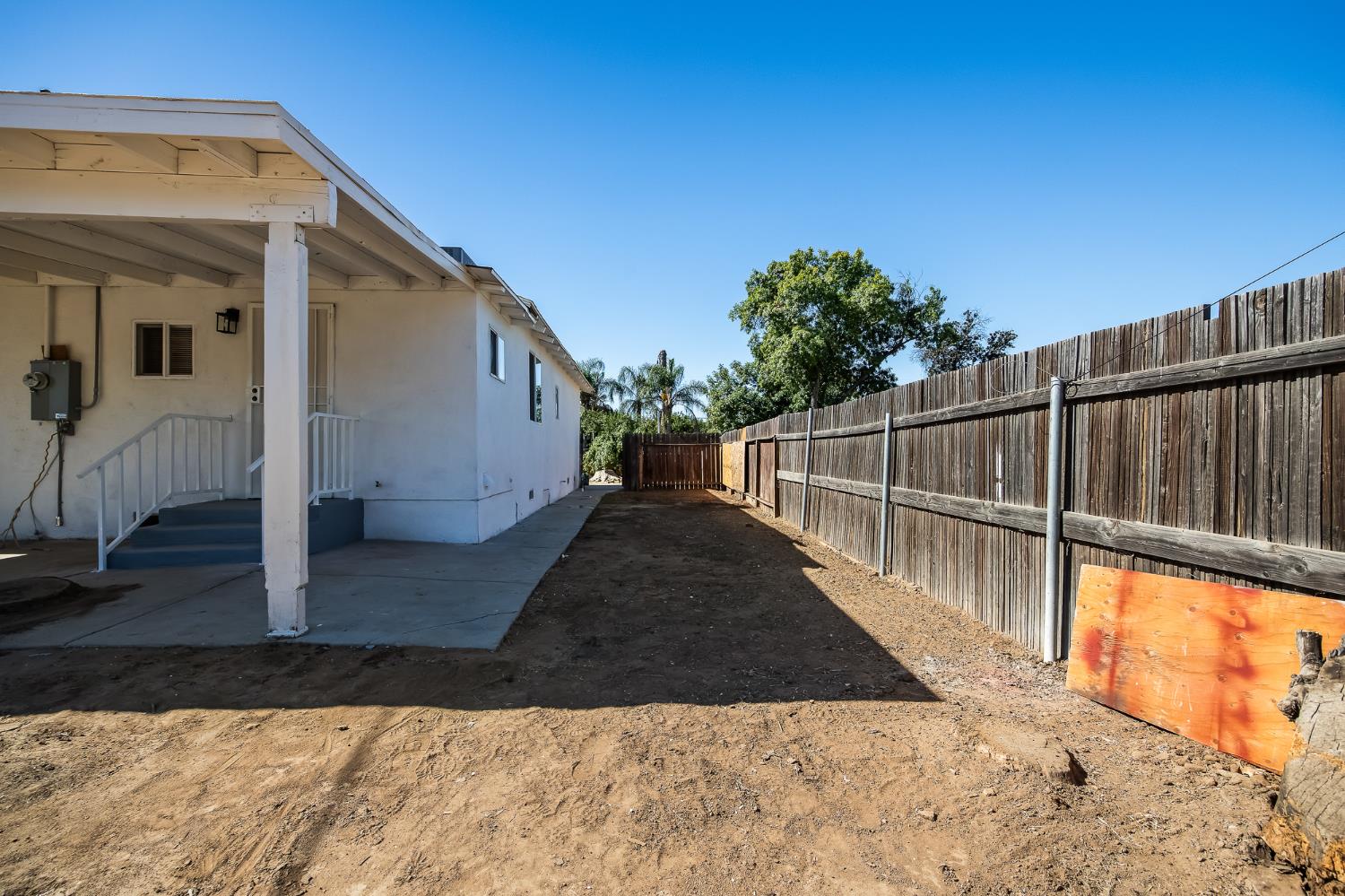 2221 E Lewis Ave, Fresno, CA 93701
