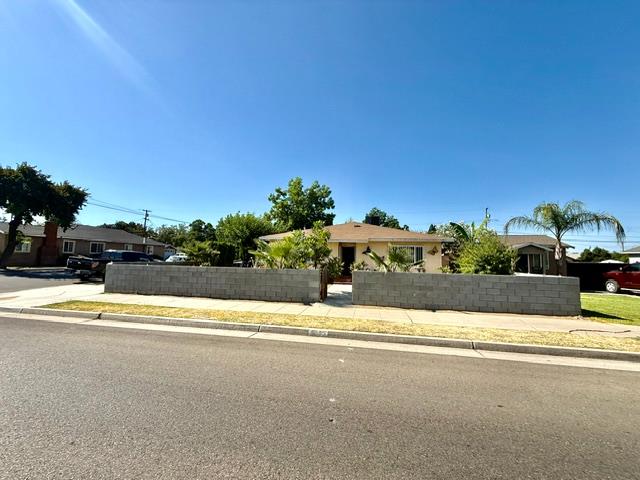 2103 Floral Ave, Selma, CA 93662