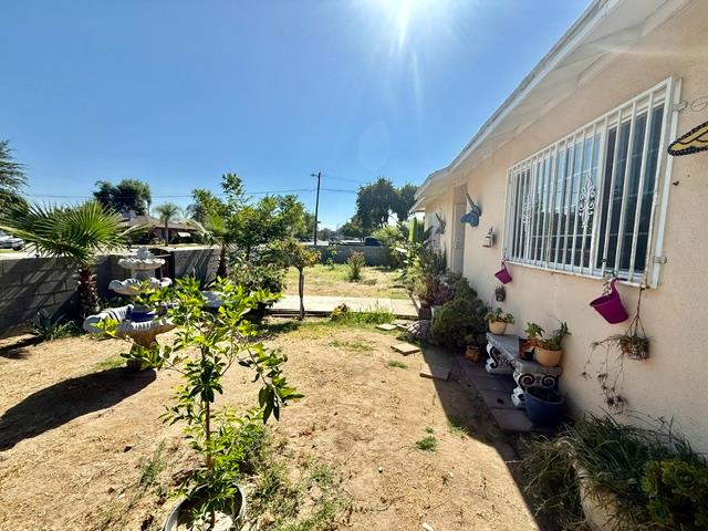 2103 Floral Ave, Selma, CA 93662
