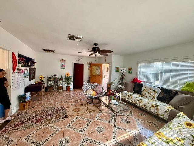 2103 Floral Ave, Selma, CA 93662