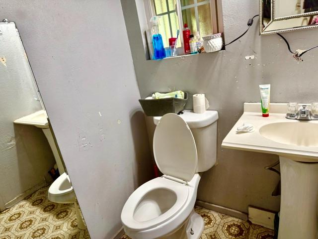 2103 Floral Ave, Selma, CA 93662