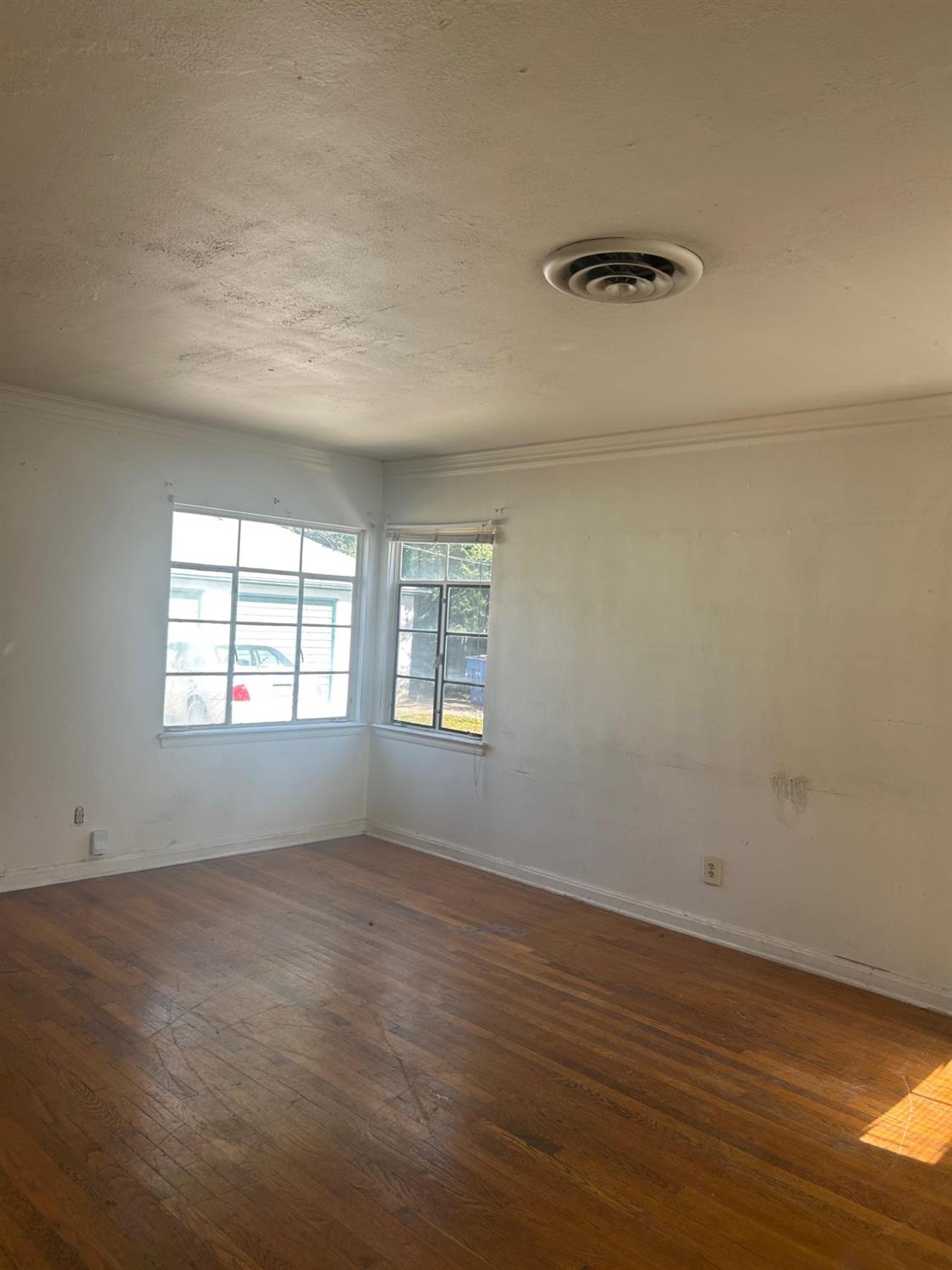 1024 N Broadway, Fresno, CA 93728