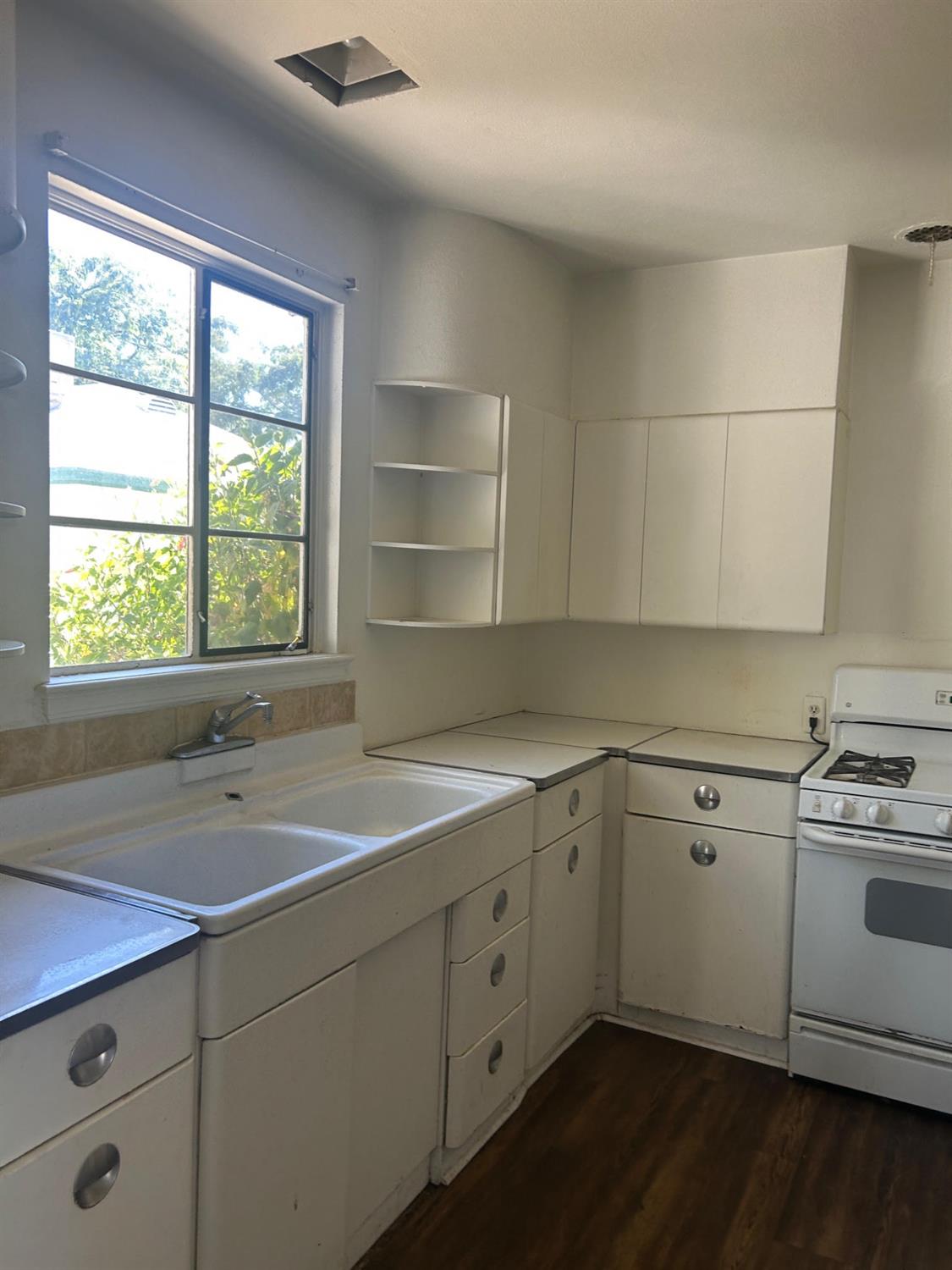 1024 N Broadway, Fresno, CA 93728