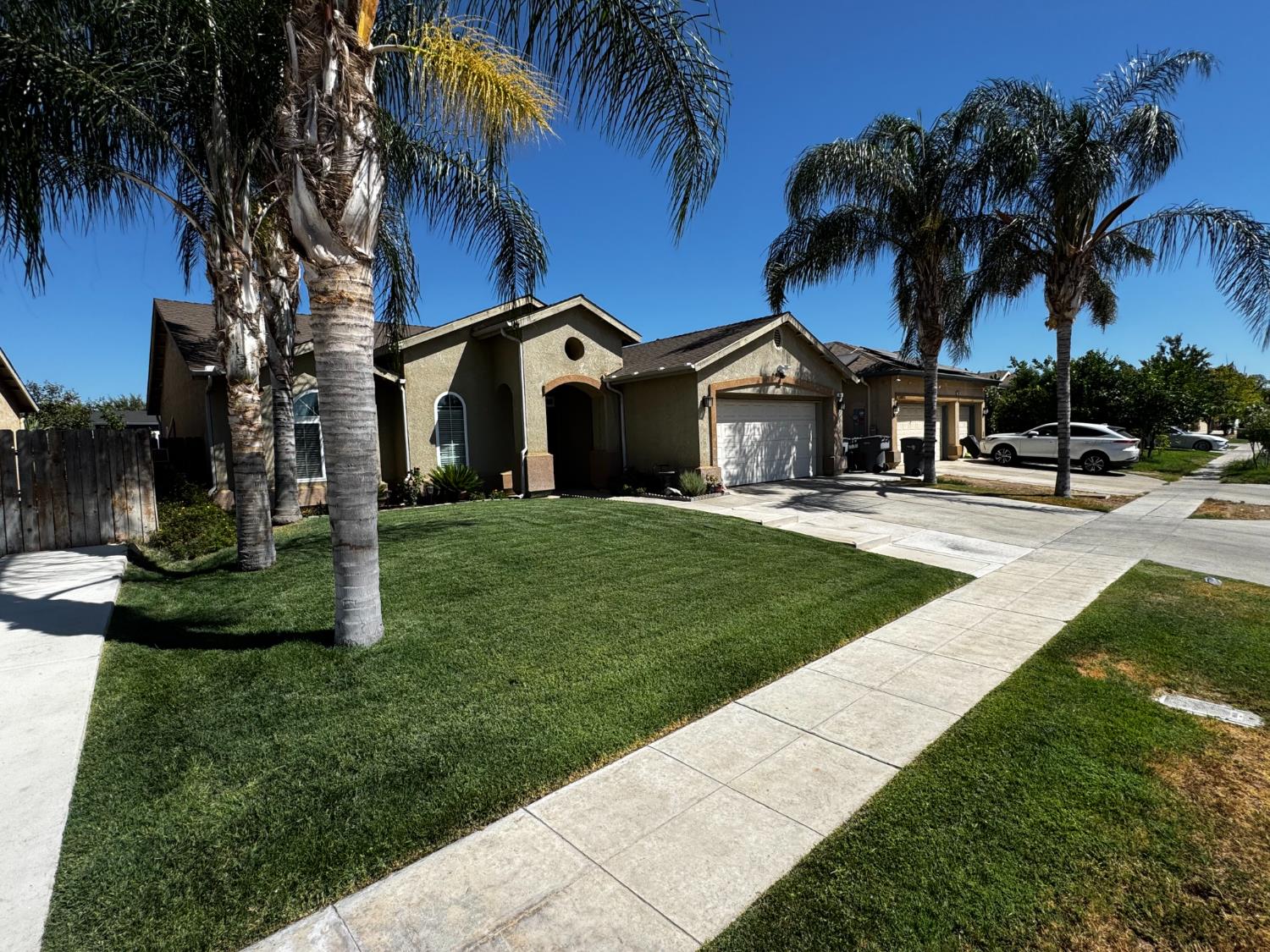 2449 S Lind Ave, Fresno, CA 93725