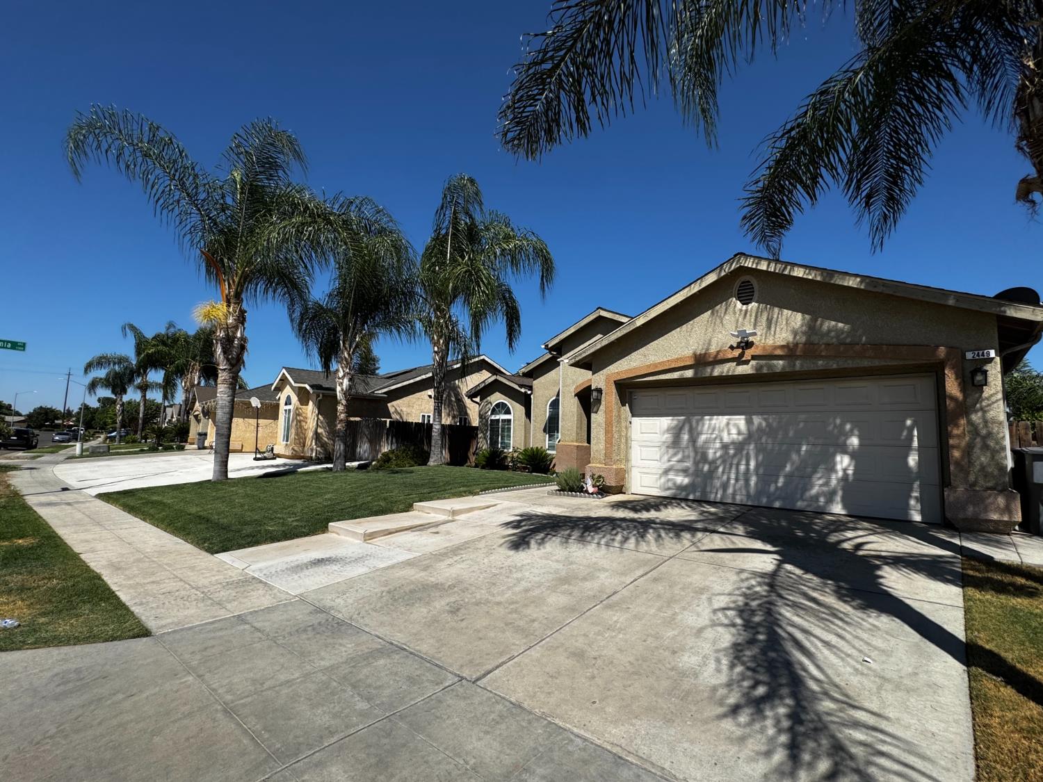 2449 S Lind Ave, Fresno, CA 93725