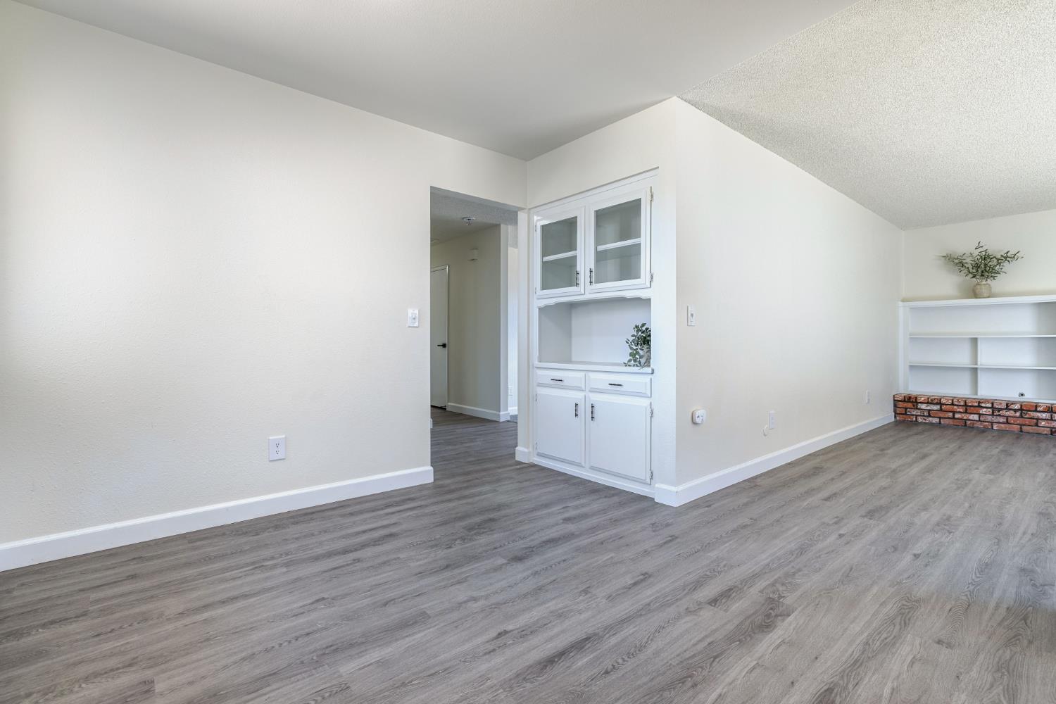 2117 Beechwood Ct, Hanford, CA 93230
