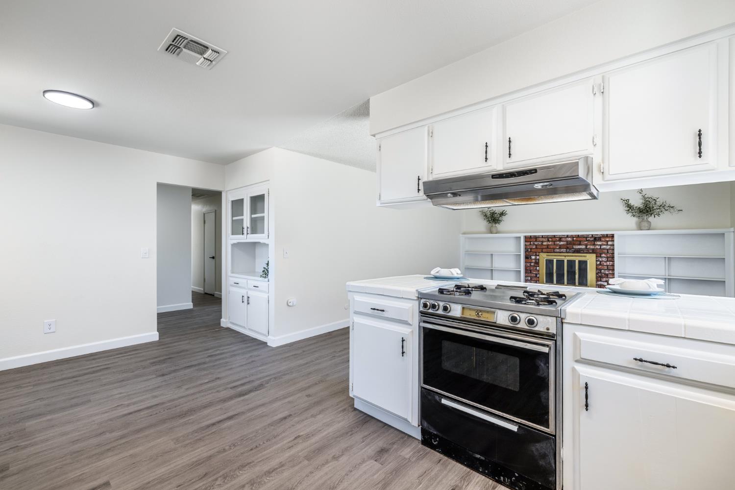 2117 Beechwood Ct, Hanford, CA 93230