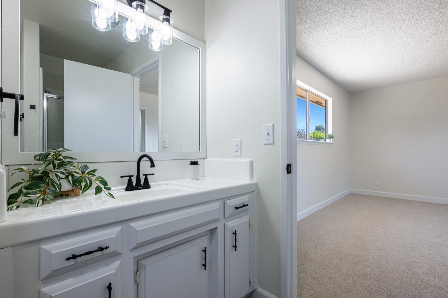 2117 Beechwood Ct, Hanford, CA 93230