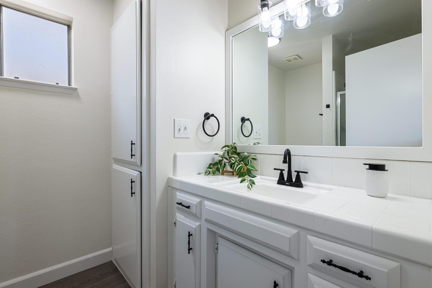 2117 Beechwood Ct, Hanford, CA 93230