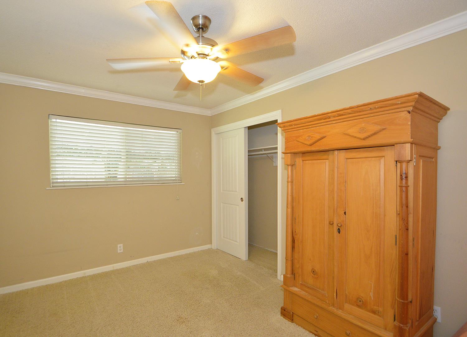 516 E Roberts Ave, Fresno, CA 93710